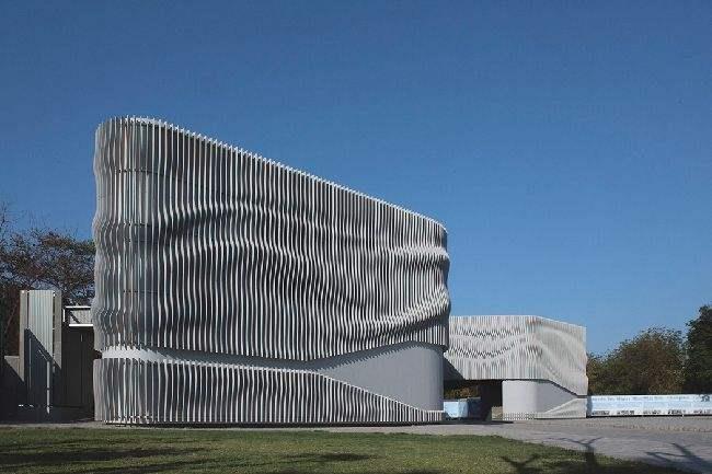 如皋浅谈现代建筑采用网架结构安装的主要优势和应用